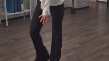 Yaratıcı iş konsepti. Genç iş kadını yönetici ofiste çalışıyor, profesyonel modern dansçı kadın ofis odasında koreografi elementleri sergiliyor..