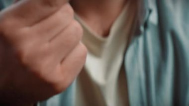 Abur cubur reklamı konsepti. Sakallı adamın yakın plan fotoğrafı, sosa batırılmış tavuk tutan ve çiğneyen, fast food yemekten hoşlanan adam. Yavaş çekim