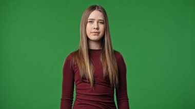 Gençlik duyguları konsepti. Kameraya poz veren genç kız pozitif ifade, krom anahtar yeşil ekranda izole edilmiş arka plan modeli..