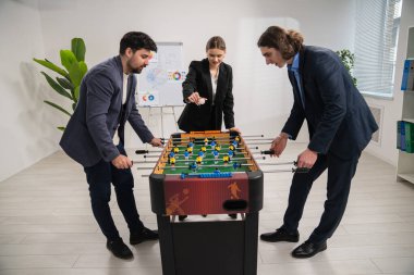 Takım üyeleri parlak bir ofiste langırt oynuyorlar. Arkadaşlığı teşvik etmek ve stresi azaltmak için..