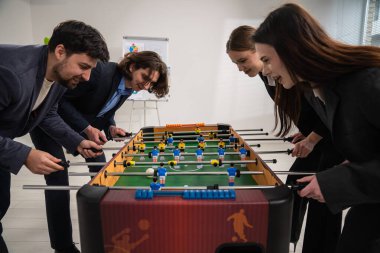 Meslektaşlar yoğun bir langırt maçı, iş yerinde takım ruhunu ve yoldaşlığı geliştirmek için yoğun bir rekabet içindeler..