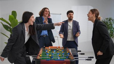 Meslektaşlar modern bir ofiste langırt oynuyorlar. Enerjik atmosfer takım ruhunu teşvik ediyor..