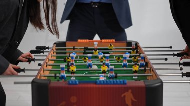 Meslektaşlar mola sırasında gergin langırt maçlarından hoşlanırlar. Oyun, dostça bir ofis ortamında heyecan ve takım çalışması getiriyor. Kapat.