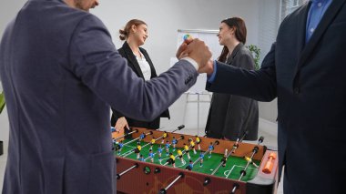 İş adamları bir langırt oyunu ile takım oluşturma etkinliğine girişiyor, dostluğu ve işbirliğini teşvik ediyorlar..