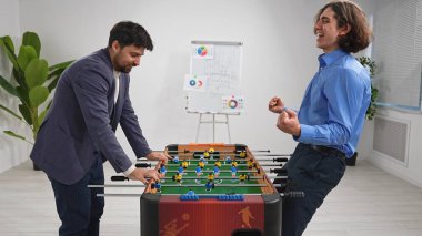 İki meslektaş ofiste langırt oynamaktan zevk alıyor. Takım çalışması ve dostça bir rekabet..