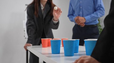 Şirket takımı, fincanlar ve pin pon topuyla eğlenceli masa oyunlarından hoşlanır. Takım çalışmasını ve rahatlamayı teşvik eder. Kapat.