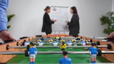 Ofis ortamında bir langırt masası. Takımın arka planda strateji tartıştığı, işi ve eğlenceyi harmanladığı yer. Kapat.