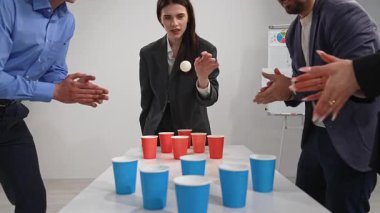 Bir grup insan bir kupa-top oyununda yoğun bir şekilde yer alıyor, yetenek ve koordinasyon sergiliyorlar..