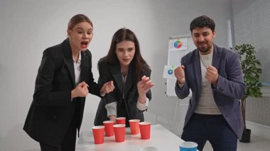 Kırmızı bardakların, takım çalışmalarının ve heyecanın yer aldığı canlı bir oyuna üç meslektaşım katıldı..