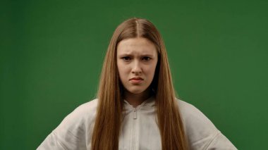 Gençlik duyguları konsepti. Genç bir kız, üzgün üzgün bir suratla kameraya poz veriyor. Ağlayan surat, negatif ifade. Krom anahtar yeşil ekran arka plan modelinde izole edilmiş..