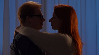 Çift sıcak bir mum ışığında sarılıp dans ediyor ve dans ediyor. Gece vakti romantik atmosfer mükemmel bir şekilde yakalanır..