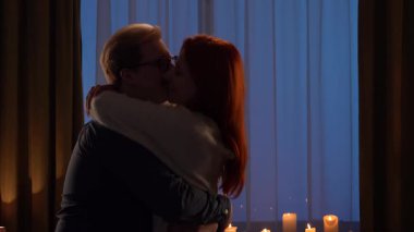 Çift sıcak bir mum ışığında sarılıp dans ediyor ve dans ediyor. Gece vakti romantik atmosfer mükemmel bir şekilde yakalanır..