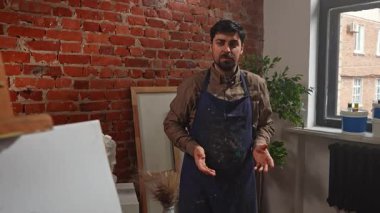 Sanatsal beceriler geliştirmek için eğitim boş zamanı aktivitesi. Yetişkin insanlar sehpada oturup antik kadın model heykelinin resimlerini çiziyorlar. Önlüklü bir öğretmen detayları anlatıyor. Yavaş çekim.