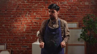 Sanatsal beceriler geliştirmek için eğitim boş zamanı aktivitesi. Yetişkin insanlar sehpada oturup antik kadın model heykelinin resimlerini çiziyorlar. Önlüklü bir öğretmen detayları anlatıyor. Yavaş çekim.