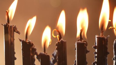 Mum ışığının sıcacık parıltısı güzel düzenlenmiş bir menorayı aydınlatır, Hanuka ruhunu somutlaştırır..