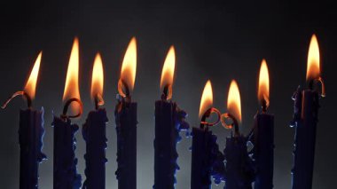 Parıldayan alevler, bir Hanuka menorasında dokuz mum üzerinde dans ediyor ve Yahudi mirasıyla olan bağlantısını ortaya çıkarıyor. Bu kutsal bayram ailelere sıcaklık ve neşe getiriyor..