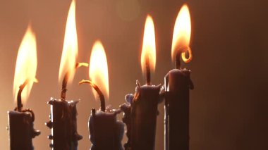 Eski bir menoranın içinde mumlar titreşiyor, Hanuka kutlamaları sırasında sıcak bir ışık saçıyor. Sofrada lezzetli sufganiyah bekliyor, Yahudi inancındaki geleneği ve kültürel mirası simgeliyor..