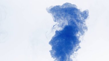 Berrak suda dönen mavi mürekkebin büyüleyici görüntüsü karmaşık desenler ve dokular yaratıyor..