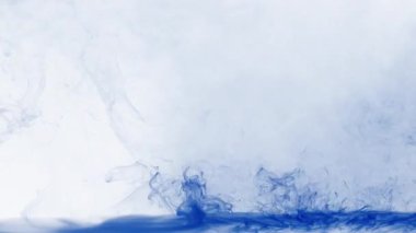 Dönen mavi dumanın büyüleyici bir görüntüsü zarif şekiller oluşturan basit bir beyaz zemin üzerinde sükunet ve hareket ileten. Yavaş Hareket