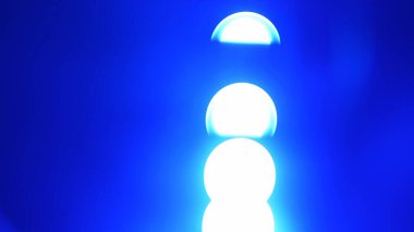 Işığın sanatsal bir keşfi, göz kamaştırıcı bir mavi gradyanı, algı ve derinlikle oynayan parlak beyaz daireler..