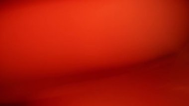 Sıcak tonlu soyut bulanık bir görüntü büyüleyici bir mercek alevi etkisi yaratarak rahatlatıcı bir atmosfer yayıyor. Yavaş çekim.