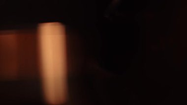 Sıcak tonlu soyut bulanık bir görüntü büyüleyici bir mercek alevi etkisi yaratarak rahatlatıcı bir atmosfer yayıyor. Yavaş çekim.