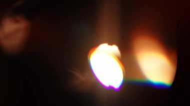 Sıcak tonlu soyut bulanık bir görüntü büyüleyici bir mercek alevi etkisi yaratarak rahatlatıcı bir atmosfer yayıyor. Yavaş çekim.