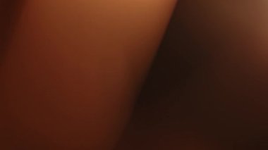 Sıcak tonlu soyut bulanık bir görüntü büyüleyici bir mercek alevi etkisi yaratarak rahatlatıcı bir atmosfer yayıyor. Yavaş çekim.