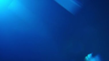 Işığın sanatsal bir keşfi, algı ve derinlikle oynayan parlak beyaz dairelerle çarpıcı bir mavi gradyanı sergiliyor. Yavaş çekim.