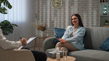 Günlük yaşam tarzı konsepti. Yaşlı yetişkin kadın zihinsel tedavi görüyor, kadın psikoterapiste gidiyor, kanepede oturuyor doktora bakıyor, gülümsüyor..