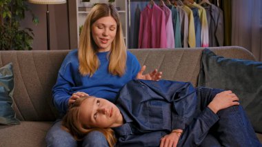 İki insan samimi bir anı rahat bir koltukta paylaşıyor. Rahatlatıcı bir sohbet ve duygusal bir bağ kuruyorlar..