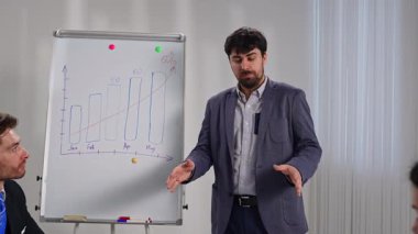 İş dünyasından profesyonellerden oluşan bir ekip, bir çalışma ortamında verileri analiz etmek ve stratejileri tartışmak üzere bir çalışma tablosunun etrafında toplandı. Yavaş çekim