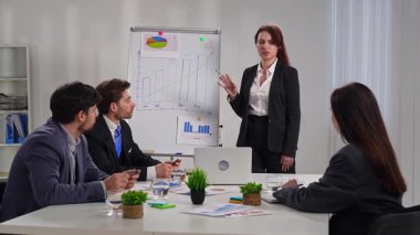 İş dünyasından profesyonellerden oluşan bir ekip, bir çalışma ortamında verileri analiz etmek ve stratejileri tartışmak üzere bir çalışma tablosunun etrafında toplandı. Yavaş çekim