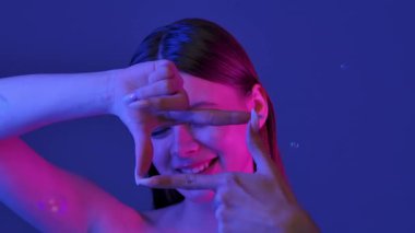 Etrafı baloncuklarla çevrili, yumuşak, mavi bir arka planı olan bir kadın. Görüntü bir sakinlik ve güzellik hissi uyandırıyor. Yavaş çekim