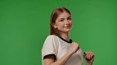 Gençlik duyguları konsepti. Kameraya poz veren genç kız, pozitif ifade, krom anahtar yeşil ekranda izole edilmiş arka plan modeli..