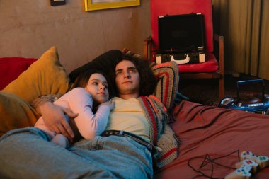 Genç bir çift sıcak, samimi bir anı paylaşır. Samimi bir ortamda sevgi ve yakınlığı yansıtır..