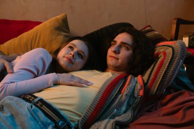 Genç bir çift sıcak, samimi bir anı paylaşır. Samimi bir ortamda sevgi ve yakınlığı yansıtır..