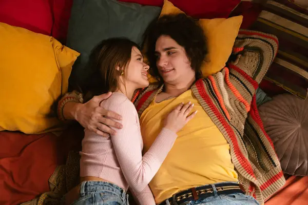 Genç bir çift sıcak, samimi bir anı paylaşır. Samimi bir ortamda sevgi ve yakınlığı yansıtır. Üst çekim