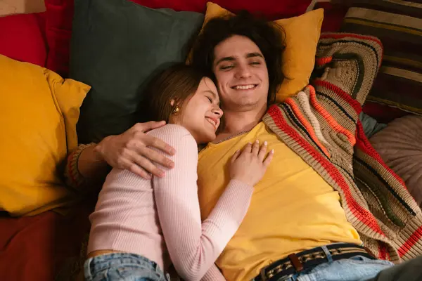 Genç bir çift sıcak, samimi bir anı paylaşır. Samimi bir ortamda sevgi ve yakınlığı yansıtır. Üst çekim