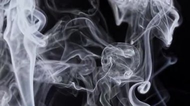 Büyüleyici duman girdapları narin, akışkan desenler, karanlık bir zemin üzerine kurulmuş zarafet ve gizemi somutlaştırıyor. Yavaş çekim