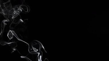 Hassas beyaz duman desenleri derin siyah arka planda zarifçe kıvrılarak büyüleyici ve gizemli bir görsel etki yaratır. Yavaş çekim