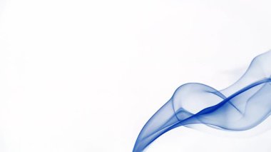 Dönen mavi dumanın büyüleyici bir görüntüsü zarif şekiller oluşturan basit bir beyaz zemin üzerinde sükunet ve hareket ileten. Yavaş Hareket
