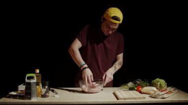 Bir şef lezzetli bir yemek için çeşitli malzemelerle taze tavuk hazırlar ve uygun tekniğe odaklanır. Yavaş çekim