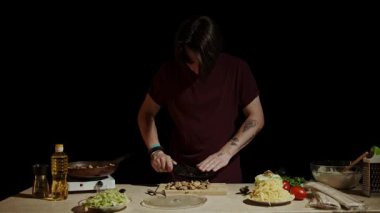 Bir şef ahşap bir tahtanın üzerinde kızarmış tavuk dilimliyor, taze meyveli ağız sulandırıcı bir tabak hazırlamaya hazır. Yavaş çekim