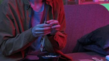 Evde Asya fast food 'unun tadını çıkarıyorum. Genç adam akşamları kanepede oturuyor, lezzetli Asya yemeği siparişi veriyor, çubuk çubukları alıp plastik kasede miso çorbası ile erişte yemeye hazırlanıyor..