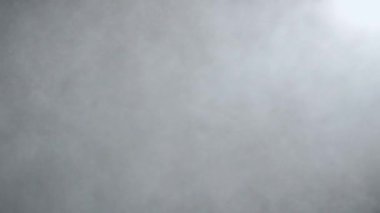 Dumanlı havada rastgele uçan küçük toz bulutu, nesneler için boş uzay şablonu. Birçok toz parçacığı beyaz toz bulutu boş siyah zıtlık arka planında yüzüyor. Yavaş çekim.