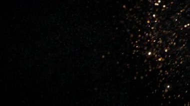 Dumanlı havada rastgele uçan küçük toz bulutu, nesneler için boş uzay şablonu. Birçok sim parçacığı ışık huzmelerinde boş siyah kontrastlı arka planda yüzer. Yavaş çekim.