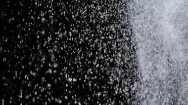 Dumanlı havada rastgele uçan küçük toz bulutu, nesneler için boş uzay şablonu. Boş siyah zıtlık arka planında yüzen gümüş parçacıkları. Yavaş çekim.