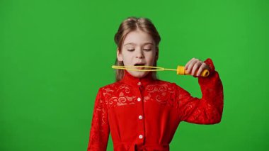 Çocuk duyguları reklam konsepti. Sabun köpüğü yapıcı içinde gülen kız, etrafta uçuşan baloncuklar, pozitif ifade, krom anahtar yeşil ekranda izole edilmiş arka plan modeli..