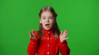 Çocuk duyguları reklam konsepti. Gülümseyen kız çocuğu hayret verici bir şekilde çığlık atıyor ve el çırpıyor. pozitif ifade, krom anahtar yeşil ekran stüdyo arka plan modeli izole.